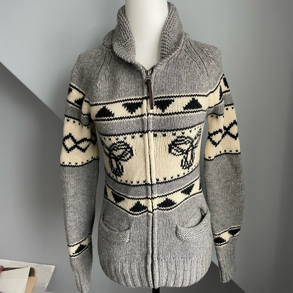 TNA Gray and Cream Patterned Sweater